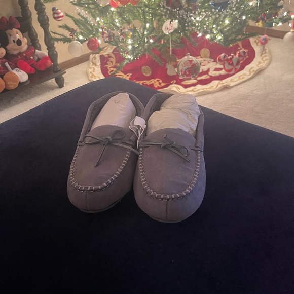 Old Navy Sherpa Lined Moccasin Slippers - Picture 3 of 6